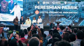 Presiden Prabowo Subianto meresmikan pabrik Lotte Chemical Indonesia (LCI) di Kota Cilegon, Provinsi Banten, pada Kamis (6/11/2025). (Foto: Setkab)