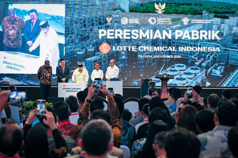 Presiden Prabowo Subianto meresmikan pabrik Lotte Chemical Indonesia (LCI) di Kota Cilegon, Provinsi Banten, pada Kamis (6/11/2025). (Foto: Setkab)