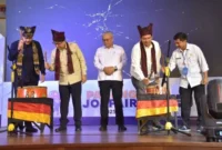 Wali Kota Padang Fadly Amran bersama Direktur Pembinaan Kelembagaan Vokasi dan Pemagangan Kemnaker RI, Abri Danar Prabawa dan lainnya membuka secara resmi Padang Job Fair 2025 di Gedung Bagindo Aziz Chan Youth Center, Rabu (12/11/2025).