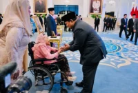 Presiden Prabowo Subianto memberikan ucapan selamat kepada istri K.H. Abdurrahman Wahid usai penganugerahan gelar Pahlawan Nasional kepada 10 tokoh di Istana Negara, Jakarta, Senin (10/11/2025). (Foto: Setneg)