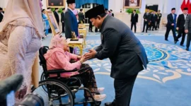 Presiden Prabowo Subianto memberikan ucapan selamat kepada istri K.H. Abdurrahman Wahid usai penganugerahan gelar Pahlawan Nasional kepada 10 tokoh di Istana Negara, Jakarta, Senin (10/11/2025). (Foto: Setneg)