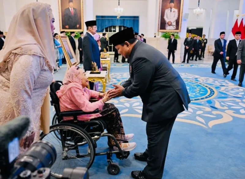 Presiden Prabowo Subianto memberikan ucapan selamat kepada istri K.H. Abdurrahman Wahid usai penganugerahan gelar Pahlawan Nasional kepada 10 tokoh di Istana Negara, Jakarta, Senin (10/11/2025). (Foto: Setneg)