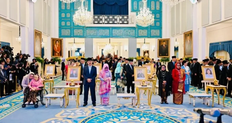 Presiden Prabowo Subianto menganugerahkan gelar Pahlawan Nasional kepada sepuluh tokoh bangsa dalam upacara kenegaraan di Istana Negara, Jakarta, Senin (10/11/2025). (Foto: BPMI Setpres)