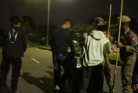 Petugas Satpol PP Padang, TNI, Polri dan Dubalang Kota melakukan patroli guna cegah tawuran remaja dan balap liar di jalur utama Kecamatan Koto Tangah, Sabtu (15/11/2025) sekitar pukul 00.00 WIB. (Foto: Humas Satpol PP Padang)