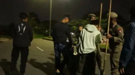 Petugas Satpol PP Padang, TNI, Polri dan Dubalang Kota melakukan patroli guna cegah tawuran remaja dan balap liar di jalur utama Kecamatan Koto Tangah, Sabtu (15/11/2025) sekitar pukul 00.00 WIB. (Foto: Humas Satpol PP Padang)