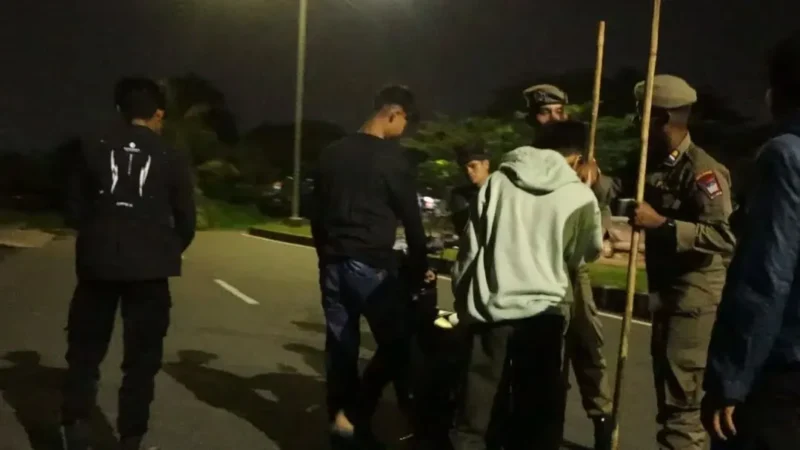Petugas Satpol PP Padang, TNI, Polri dan Dubalang Kota melakukan patroli guna cegah tawuran remaja dan balap liar di jalur utama Kecamatan Koto Tangah, Sabtu (15/11/2025) sekitar pukul 00.00 WIB. (Foto: Humas Satpol PP Padang)