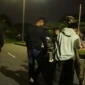 Petugas Satpol PP Padang, TNI, Polri dan Dubalang Kota melakukan patroli guna cegah tawuran remaja dan balap liar di jalur utama Kecamatan Koto Tangah, Sabtu (15/11/2025) sekitar pukul 00.00 WIB. (Foto: Humas Satpol PP Padang)