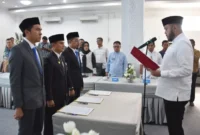 Wali Kota Padang Fadly Amran melantik Dewas Perumda Air Minum Kota Padang di Gedung Putih Rumah Dinas Wali Kota, Kamis (31/10/2025). (Foto: Prokopim Padang)