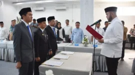 Wali Kota Padang Fadly Amran melantik Dewas Perumda Air Minum Kota Padang di Gedung Putih Rumah Dinas Wali Kota, Kamis (31/10/2025). (Foto: Prokopim Padang)