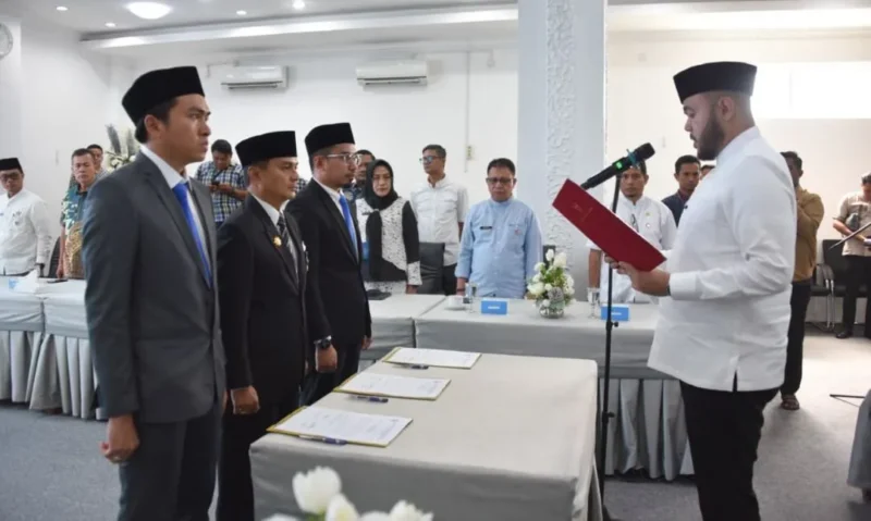 Wali Kota Padang Fadly Amran melantik Dewas Perumda Air Minum Kota Padang di Gedung Putih Rumah Dinas Wali Kota, Kamis (31/10/2025). (Foto: Prokopim Padang)