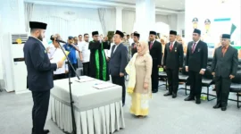 Wali Kota Padang Fadly Amran melantik tujuh pejabat eselon II di Gedung Putih Kediaman Resmi Wali Kota Padang, Rabu (26/11/2025). (Foto: Prokopim Padang)