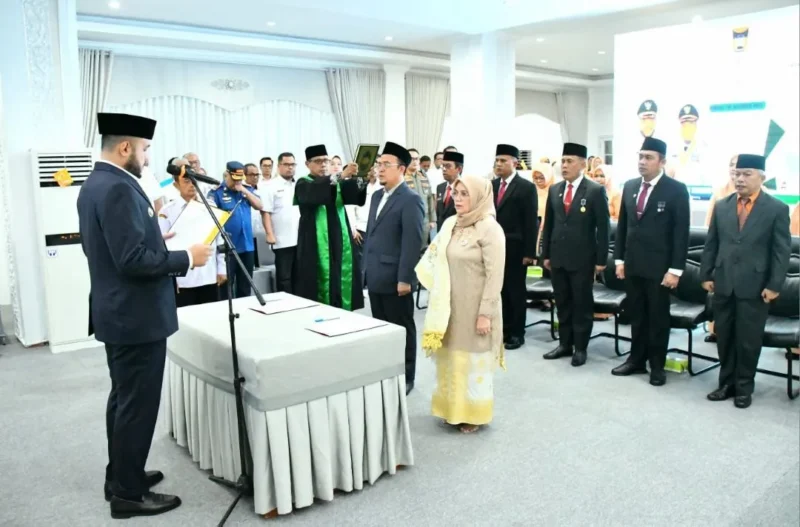 Wali Kota Padang Fadly Amran melantik tujuh pejabat eselon II di Gedung Putih Kediaman Resmi Wali Kota Padang, Rabu (26/11/2025). (Foto: Prokopim Padang)