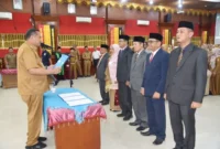 Wali Kota Pariaman, Yota Balad, melantik empat Pejabat Eselon II dan dua Pejabat Administrator di Aula Balai Kota Pariaman, Senin (4/11/2025). (Foto: Kominfo Pariaman)
