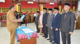 Wali Kota Pariaman, Yota Balad, melantik empat Pejabat Eselon II dan dua Pejabat Administrator di Aula Balai Kota Pariaman, Senin (4/11/2025). (Foto: Kominfo Pariaman)