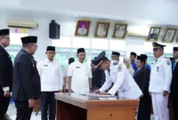 Bupati Eka Putra melantik dan mengambil sumpah jabatan sebanyak 28 pejabat manajerial di lingkungan Pemkab Tanah Datar, Jumat (21/11/2025) sore. (Foto: Prokopim tanah Datar)