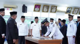 Bupati Eka Putra melantik dan mengambil sumpah jabatan sebanyak 28 pejabat manajerial di lingkungan Pemkab Tanah Datar, Jumat (21/11/2025) sore. (Foto: Prokopim tanah Datar)
