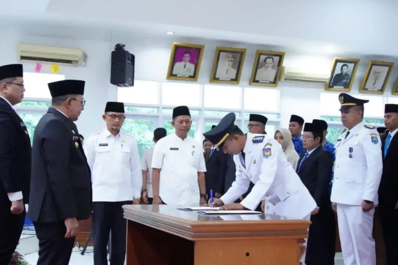 Bupati Eka Putra melantik dan mengambil sumpah jabatan sebanyak 28 pejabat manajerial di lingkungan Pemkab Tanah Datar, Jumat (21/11/2025) sore. (Foto: Prokopim tanah Datar)