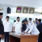 Bupati Eka Putra melantik dan mengambil sumpah jabatan sebanyak 28 pejabat manajerial di lingkungan Pemkab Tanah Datar, Jumat (21/11/2025) sore. (Foto: Prokopim tanah Datar)