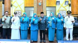Ketua TP-PKK Kota Padang, Ny. Dian Puspita Fadly Amran melantik Ketua TP-PKK Kecamatan Padang Selatan dan Luki di Ruang Abu Bakar Ja’ar, Balai Kota Aie Pacah, pada Jumat (31/10/2025). (Foto: Prokopim Padang)