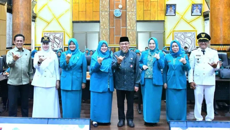 Ketua TP-PKK Kota Padang, Ny. Dian Puspita Fadly Amran melantik Ketua TP-PKK Kecamatan Padang Selatan dan Luki di Ruang Abu Bakar Ja’ar, Balai Kota Aie Pacah, pada Jumat (31/10/2025). (Foto: Prokopim Padang)