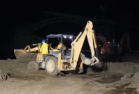 Proses pembersihan material longsor di kawasan Jembatan Kembar, Jumat (28/11/2025) malam. (Foto: Kominfo Padang Panjang)