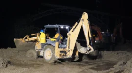 Proses pembersihan material longsor di kawasan Jembatan Kembar, Jumat (28/11/2025) malam. (Foto: Kominfo Padang Panjang)