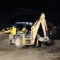 Proses pembersihan material longsor di kawasan Jembatan Kembar, Jumat (28/11/2025) malam. (Foto: Kominfo Padang Panjang)