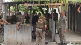 Petugas Satpol PP Padang membongkar lapak pedagang yang berjualan di atas lahan milik Pemko Padang di Jalan Tan Malaka, Selasa (11/11/2025) sore. (Foto: Humas Satpol PP Padang)