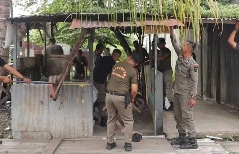 Petugas Satpol PP Padang membongkar lapak pedagang yang berjualan di atas lahan milik Pemko Padang di Jalan Tan Malaka, Selasa (11/11/2025) sore. (Foto: Humas Satpol PP Padang)