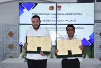 Wali Kota Padang Fadly Amran dan Kepala Kanwil BPN Sumbar Teddi Guspriadi usai penandatanganan Nota Kesepakatan di Gedung Putih Rumah Dinas Wali Kota Padang, Rabu (5/11/2025). (Foto: Prokopim Padang)