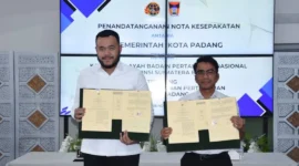 Wali Kota Padang Fadly Amran dan Kepala Kanwil BPN Sumbar Teddi Guspriadi usai penandatanganan Nota Kesepakatan di Gedung Putih Rumah Dinas Wali Kota Padang, Rabu (5/11/2025). (Foto: Prokopim Padang)