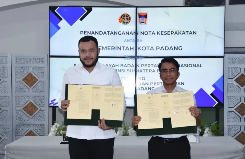 Wali Kota Padang Fadly Amran dan Kepala Kanwil BPN Sumbar Teddi Guspriadi usai penandatanganan Nota Kesepakatan di Gedung Putih Rumah Dinas Wali Kota Padang, Rabu (5/11/2025). (Foto: Prokopim Padang)