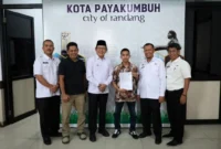 Wali Kota Payakumbuh Zulmaeta menyerahkan piagam apresiasi kepada Aditia Alfiki di Balai Kota Payakumbuh, Jumat (7/11/2025). (Foto: Pemko Payakumbuh)