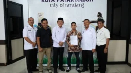 Wali Kota Payakumbuh Zulmaeta menyerahkan piagam apresiasi kepada Aditia Alfiki di Balai Kota Payakumbuh, Jumat (7/11/2025). (Foto: Pemko Payakumbuh)
