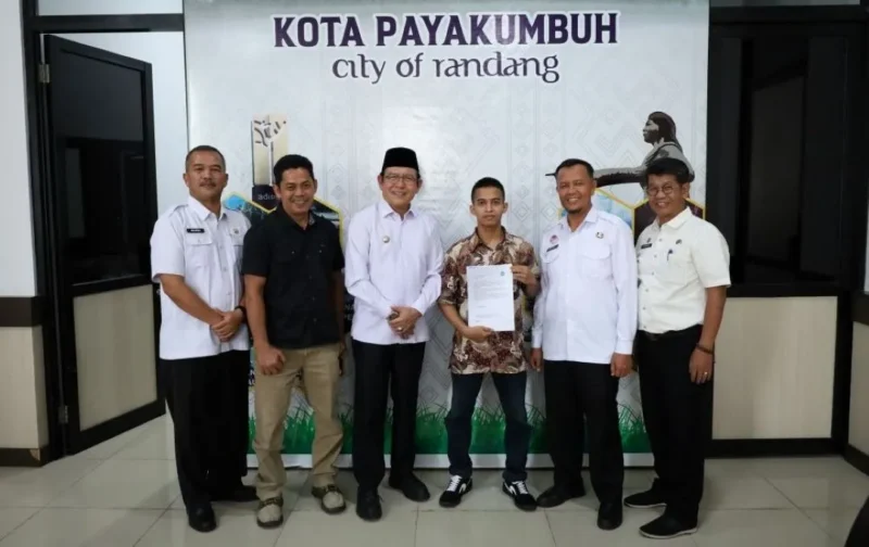 Wali Kota Payakumbuh Zulmaeta menyerahkan piagam apresiasi kepada Aditia Alfiki di Balai Kota Payakumbuh, Jumat (7/11/2025). (Foto: Pemko Payakumbuh)