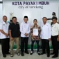 Wali Kota Payakumbuh Zulmaeta menyerahkan piagam apresiasi kepada Aditia Alfiki di Balai Kota Payakumbuh, Jumat (7/11/2025). (Foto: Pemko Payakumbuh)