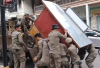 Petugas Satpol PP Kota Padang menertibkan lapak PKL yang melanggar aturan, Jumat (14/11/2025). (Foto: Humas Satpol PP Padang)