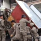 Petugas Satpol PP Kota Padang menertibkan lapak PKL yang melanggar aturan, Jumat (14/11/2025). (Foto: Humas Satpol PP Padang)