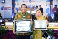 Wali Kota Pariaman, Yota Balad didampingi Bunda PAUD Kota Pariaman, Ny. Yosneli Balad menerima penghargaan Digitalisasi Pembelajaran dari Kemendikdasmen RI, Jumat (21/11/2025). (Foto: Kominfo Pariaman)