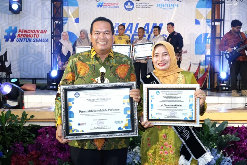 Wali Kota Pariaman, Yota Balad didampingi Bunda PAUD Kota Pariaman, Ny. Yosneli Balad menerima penghargaan Digitalisasi Pembelajaran dari Kemendikdasmen RI, Jumat (21/11/2025). (Foto: Kominfo Pariaman)
