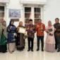 Wakil Wali Kota Padang Maigus Nasir bersama Kepala Diskominfo Padang Boby Firman dan jajaran usai menerima penghargaan KIP Sumbar 2025 di Auditorium Gubernur Sumbar, Selasa (18/11/2025) malam. (Foto: Diskominfo Padang)