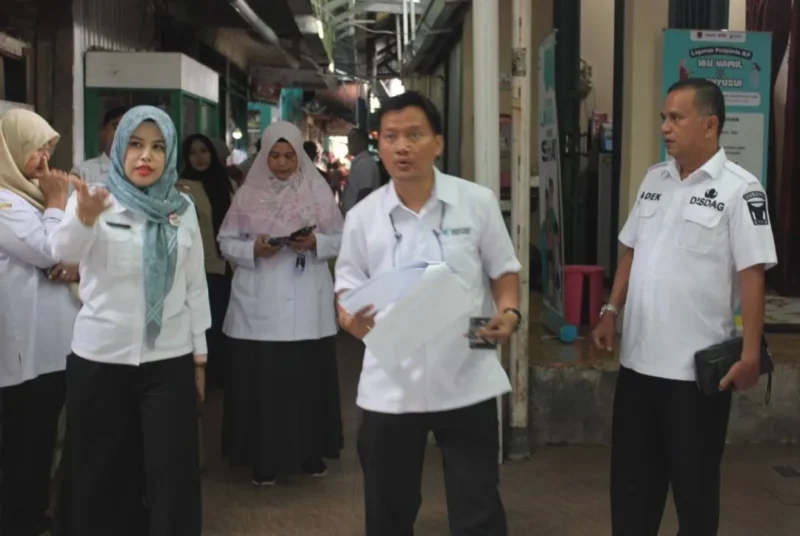 Tim SNI Kementerian Perdagangan (Kemendag) saat melakukan penilaian di Pasar Alai. (Foto: Diskominfo Padang)