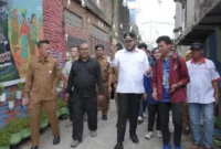 Wali Kota Padang Fadly Amran meninjau Penilaian Tahap III Padang Rancak Award di RT 01 RW 04, Kelurahan Padang Pasir, Kecamatan Padang Barat, Selasa (18/11/2025). (Foto: Prokopim Padang)