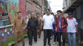 Wali Kota Padang Fadly Amran meninjau Penilaian Tahap III Padang Rancak Award di RT 01 RW 04, Kelurahan Padang Pasir, Kecamatan Padang Barat, Selasa (18/11/2025). (Foto: Prokopim Padang)
