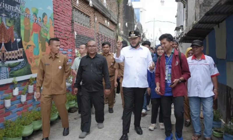 Wali Kota Padang Fadly Amran meninjau Penilaian Tahap III Padang Rancak Award di RT 01 RW 04, Kelurahan Padang Pasir, Kecamatan Padang Barat, Selasa (18/11/2025). (Foto: Prokopim Padang)