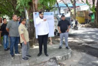 Wali Kota Padang Fadly Amran meninjau pekerjaan overlay Jalan KIS Mangunsarkoro, Kelurahan Jati Baru, Kecamatan Padang Timur, Sabtu (15/11/2025). (Foto: Prokopim Padang)