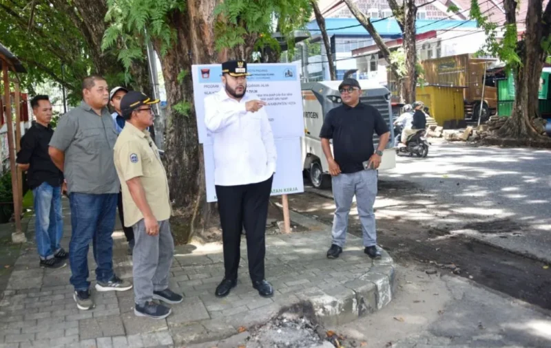 Wali Kota Padang Fadly Amran meninjau pekerjaan overlay Jalan KIS Mangunsarkoro, Kelurahan Jati Baru, Kecamatan Padang Timur, Sabtu (15/11/2025). (Foto: Prokopim Padang)