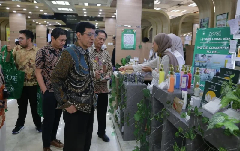 Pameran Indonesia Pharmaceutical and Cosmetics for Sustainability 2025 di Plaza Industri, Kementerian Perindustrian. (Foto: Kemenperin)