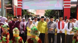 Wakil Wali Kota Padang, Maigus Nasir menutup ajang Pentas PAI ke-3 yang diselenggarakan oleh SDN 48 Kuranji, Jumat (14/11/2025). (Foto: Prokopim Padang)