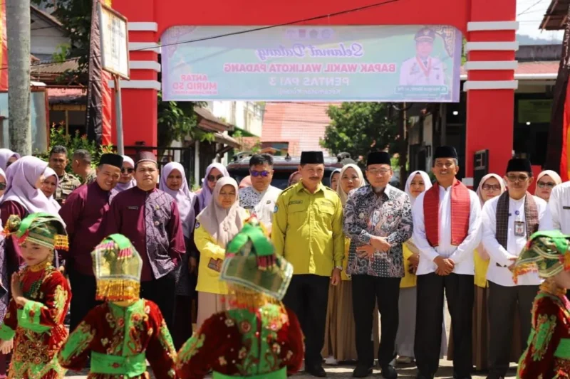 Wakil Wali Kota Padang, Maigus Nasir menutup ajang Pentas PAI ke-3 yang diselenggarakan oleh SDN 48 Kuranji, Jumat (14/11/2025). (Foto: Prokopim Padang)